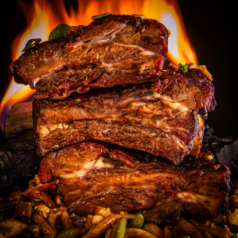 Beef spareribs van de BBQ met stevige bark en diepe rooksmaak