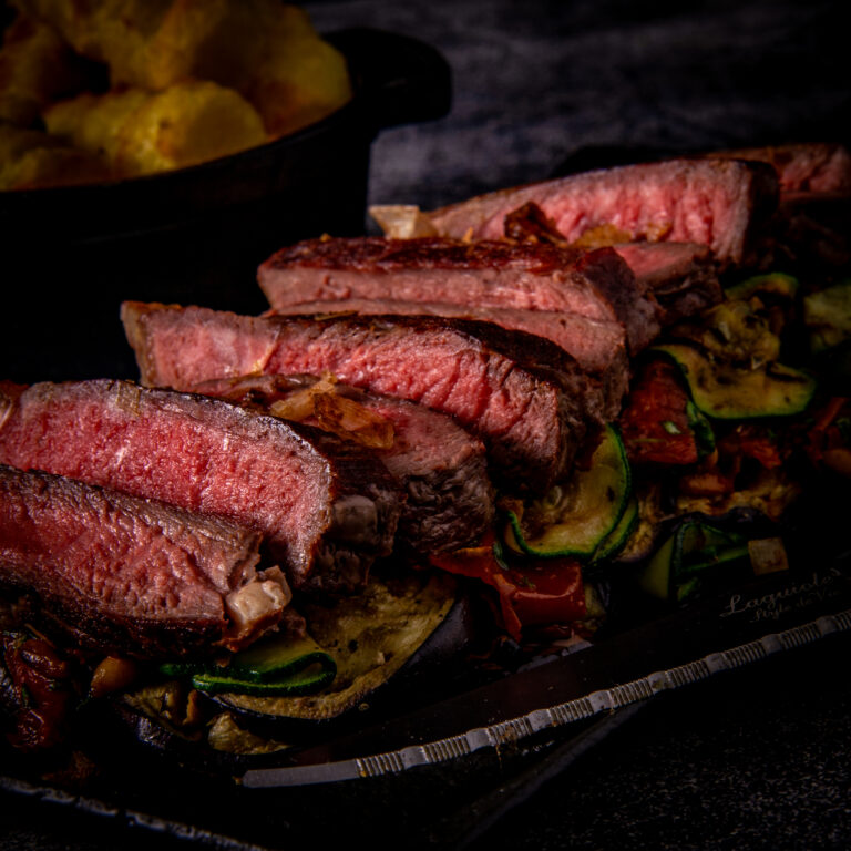Entrecote Tagliata van de BBQ met rucola en Parmezaanse kaas