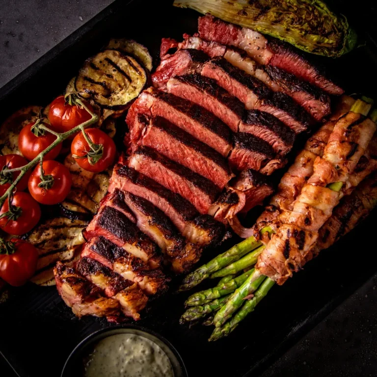 Côte de Boeuf van de BBQ met perfecte grillstrepen en rosé garing