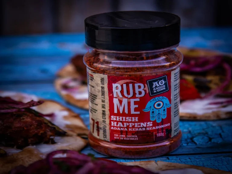 Adana kebab van de BBQ met Angus & Oink Shish Happens, sumak-ui en Turks brood