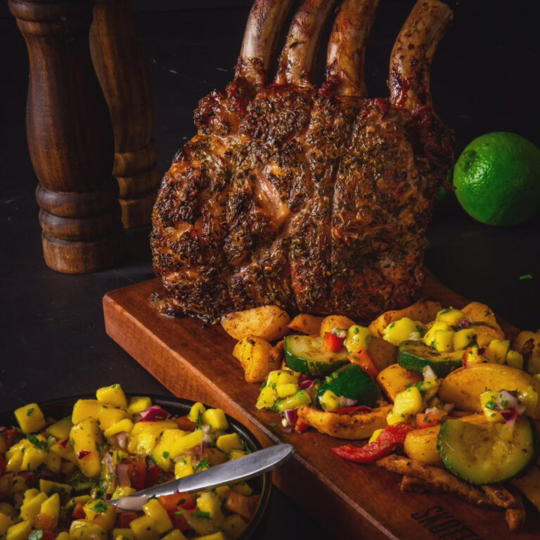Iberico varkensrack van de BBQ met gegrilde aardappelen en groenten