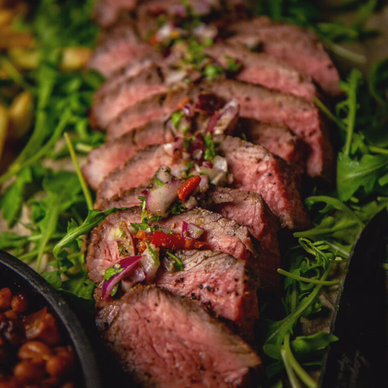 Tri-Tip met chimichurri van de BBQ