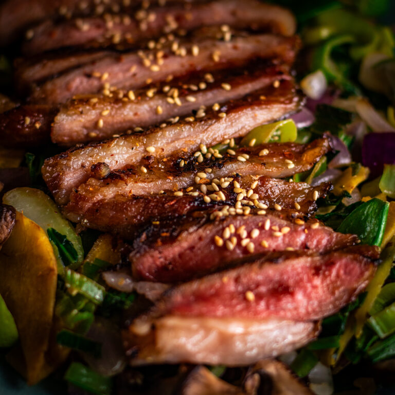 Iberico Secreto van de BBQ met perfecte grillstrepen en rosé garing