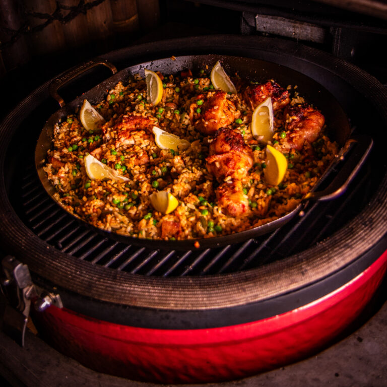 Chicken & Chorizo Paella van de BBQ met kip, chorizo en citroen
