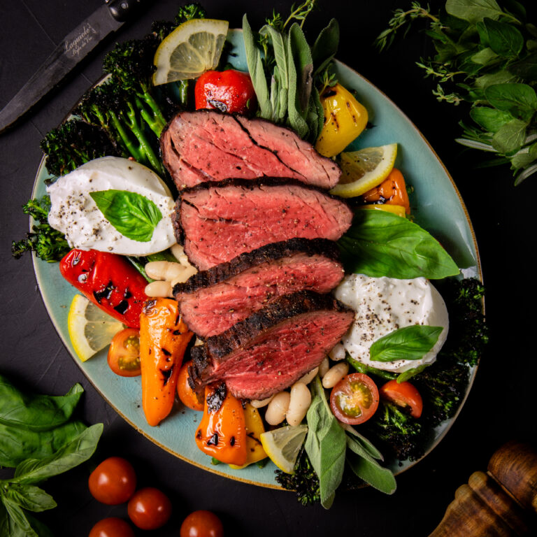 Ossenhaas met gegrilde broccolisalade en burrata van de BBQ