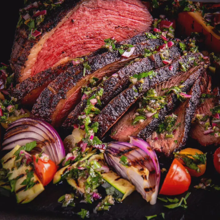 Angus Black Gold Picanha met chimichurri en gegrilde groenten van de BBQ